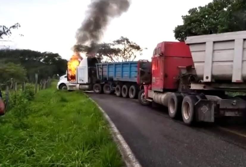Coalcomán con enfrentamientos, bloqueos y quema de vehículos