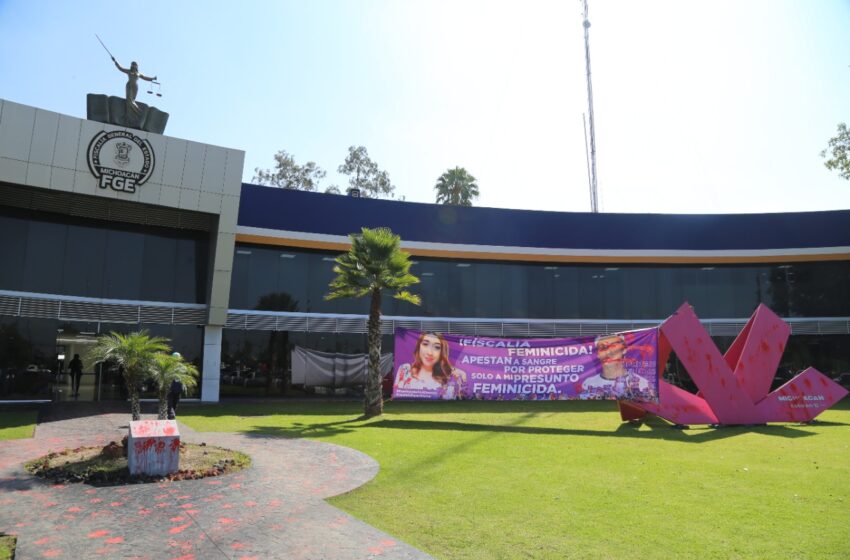  Ordena Fiscal General reinstalar lona de protesta por feminicidio de Jessica G.