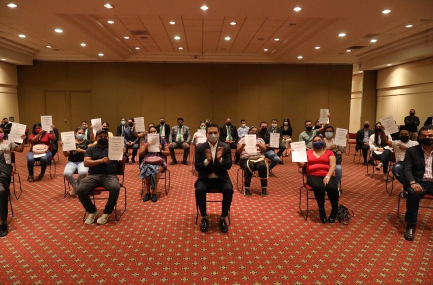 Entrega Silvano Aureoles escrituras a víctimas de los atentados del 15 de septiembre de 2008