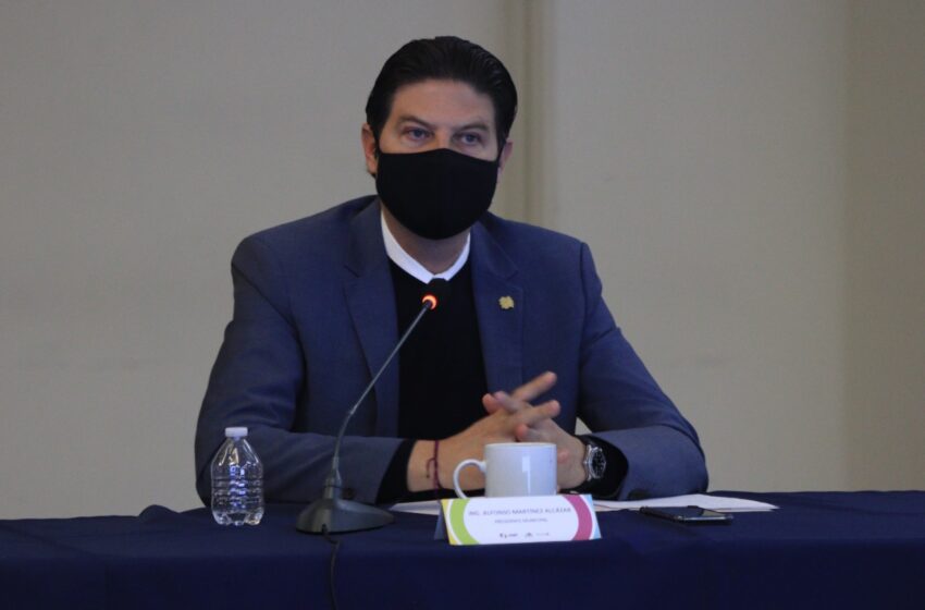  Invita Alfonso Martínez a vacunarse para que “entre todos salvemos vidas”