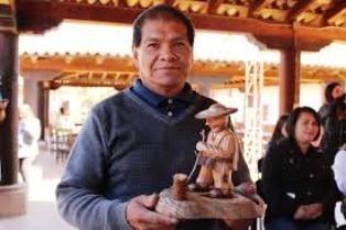  Reconocen a maestro artesano por trayectoria de 50 años en la elaboración de máscara tradicional purépecha