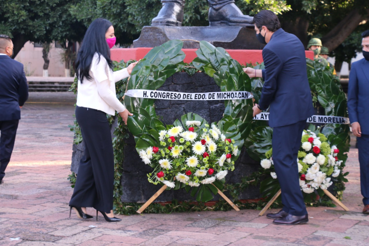  Adriana Hernández rinde honores a la Bandera Nacional y próceres de la patria