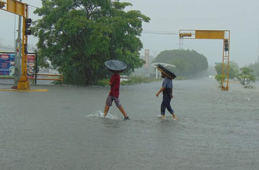  Se reportan inundaciones en varias colonias de Lázaro Cárdenas