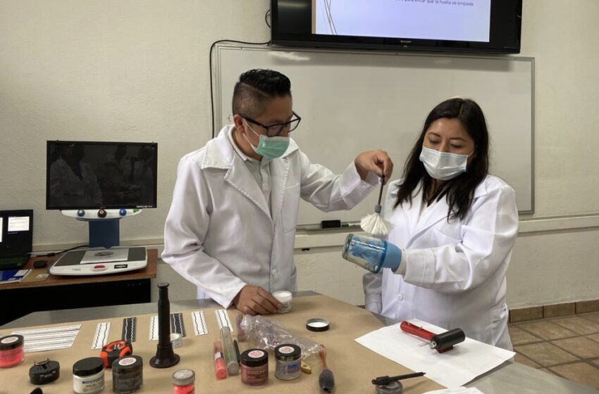 Se capacita FGE en análisis y revelado de material lofoscópico