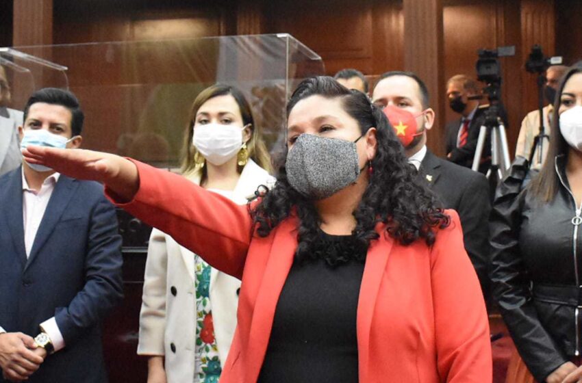  María Gabriela Cázarez rinde protesta ante el Pleno del Congreso del Estado