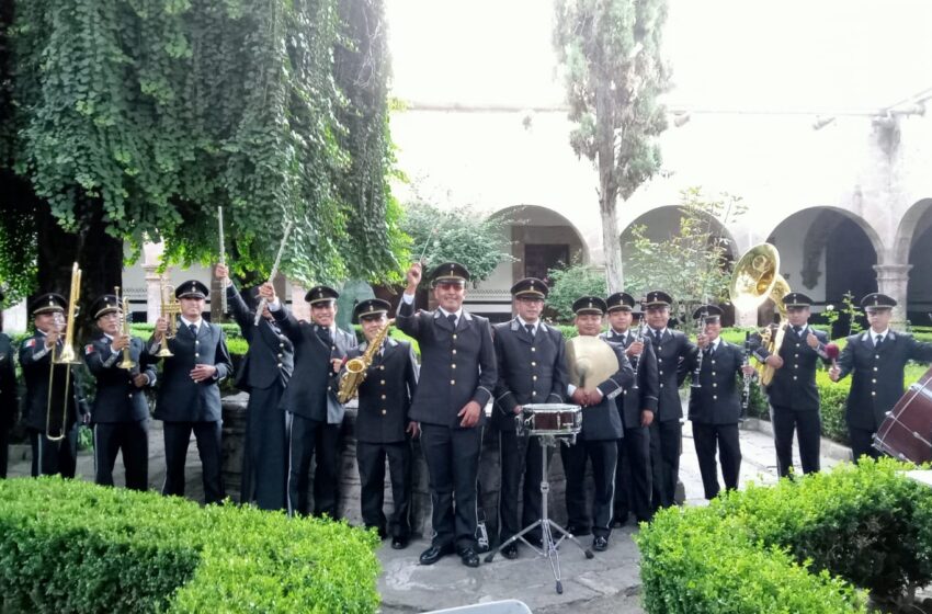  Banda Musical del Ejército Mexicano sorprende a morelianos y llena de música el Centro Histórico