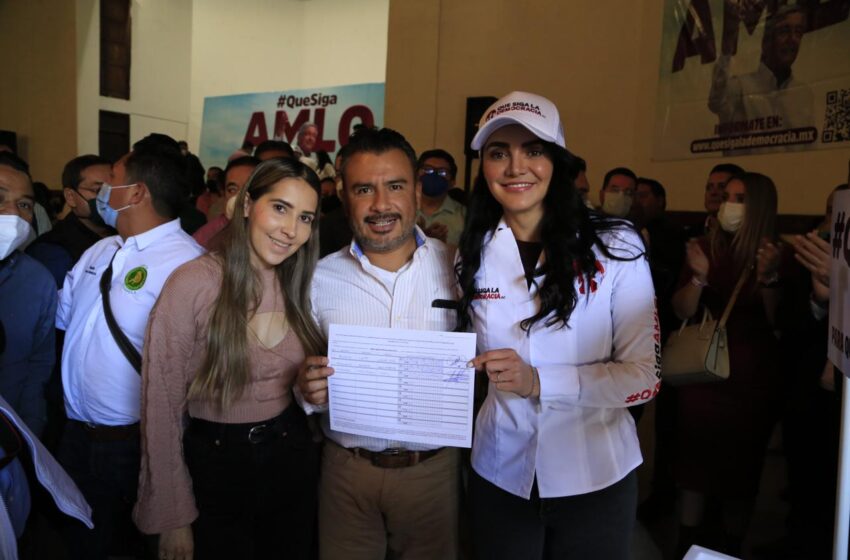  Fidel Calderón Torreblanca firma solicitud al INE para consulta popular