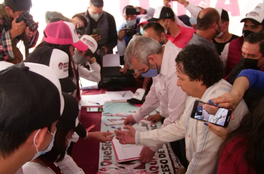  Firma Bedolla a favor de consulta de ratificación de mandato