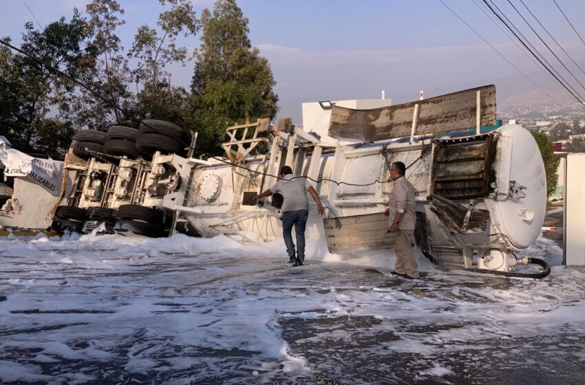  Alarma al sur de Morelia; una pipa cargada de combustible volcó en la avenida La Joya
