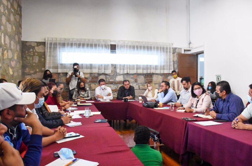 Se reúnen diputados de Comisiones Unidas con miembros de la sección XVIII de la CNTE
