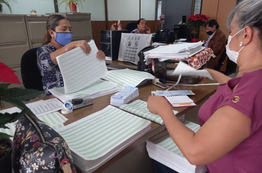  Gobierno de Michoacán le cumple a docentes; les paga otro bono del 202