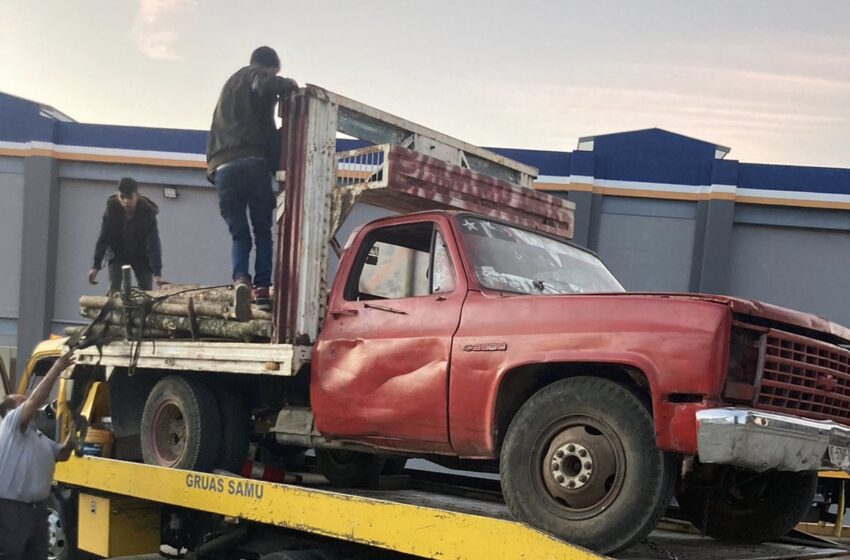  En operativo, asegura Fiscalía General camioneta que transportaba madera ilegal