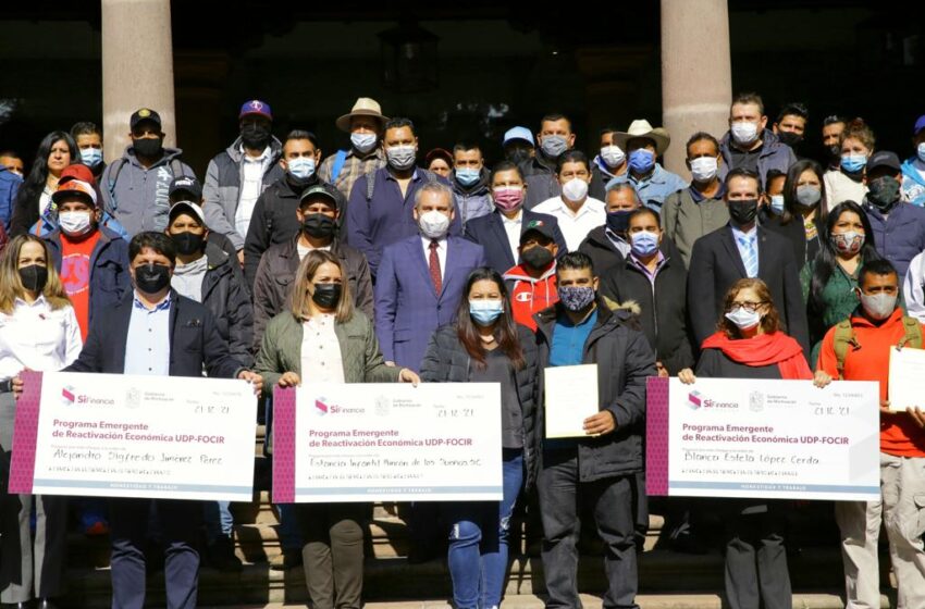  Bedolla entrega 1.3 mdp en créditos para aminorar el impacto de la pandemia en negocios