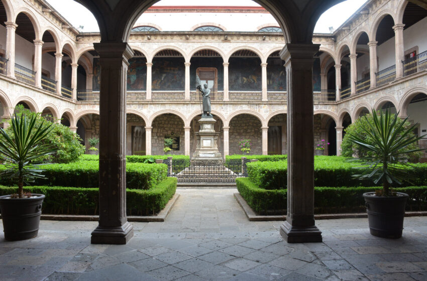  UMSNH liquida aportación de depósito a trabajadores universitarios