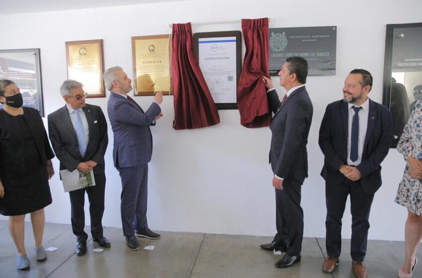  Entrega Bedolla acreditación a Facultad de Medicina de la UMSNH