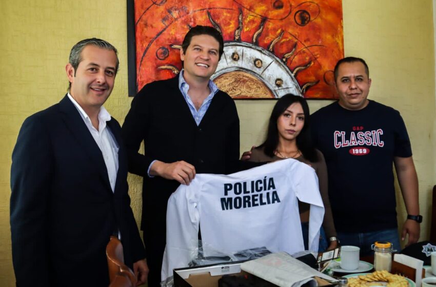  Entrega Alfonso Martínez uniformes a policías