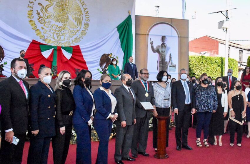  Condecora el Congreso del Estado a Jorge Álvarez Banderas