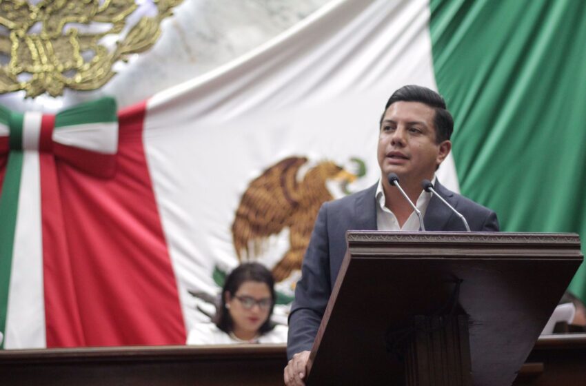  Revive Oscar Escobar iniciativa de paridad de género en direcciones de Universidad Michoacana