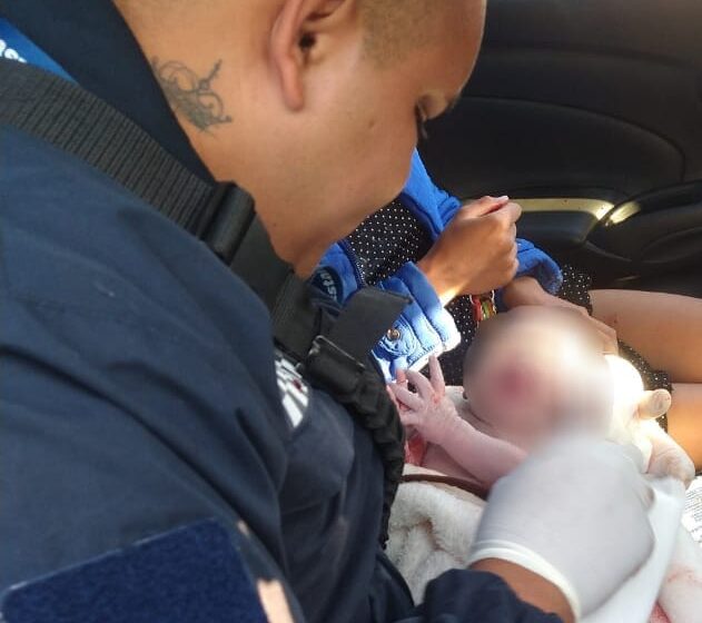  Policía Morelia apoya en labor y traslado de mujer en parto