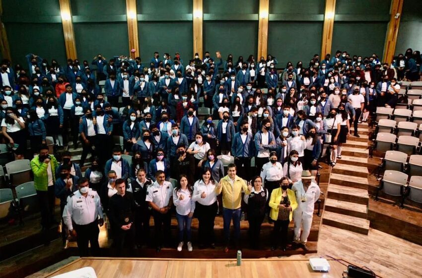  Policía Cibernética de la SSP imparte charlas a alumnos, en Tuxpan
