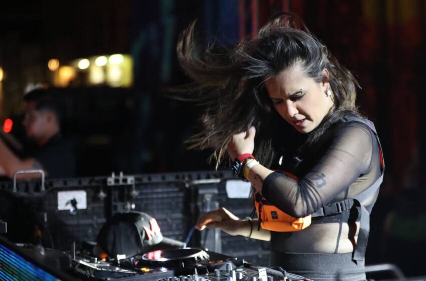 La DJ Mariana Bo convierte la Plaza Valladolid en una pista de baile