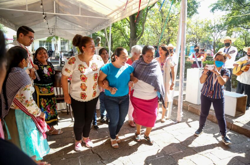  Festeja DIF e IAM a Mamás Artesanas en el Festival Michoacán de Origen