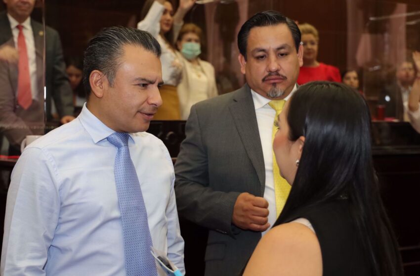 Congreso de Michoacán entrega terreno para que López Obrador construya IMSS