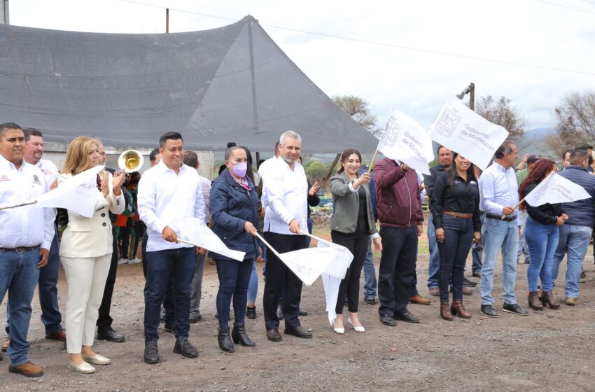 Bedolla pone en marcha rehabilitación de carretera en región Bajío