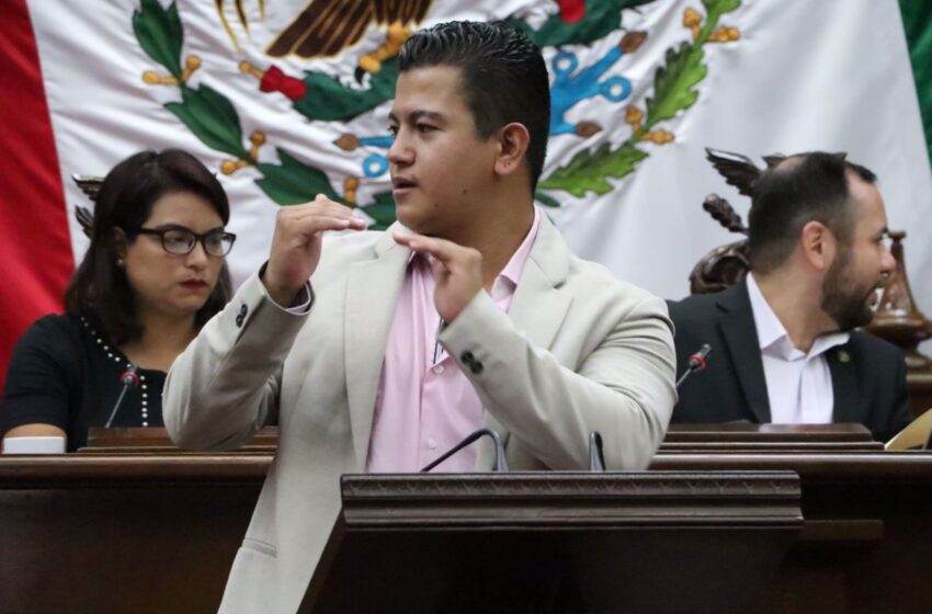  Fundamental políticas públicas que promuevan la Lengua de Señas Mexicana: Víctor Zurita
