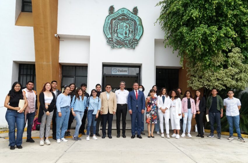  Raúl Cárdenas entrega apoyos a estudiantes que realizarán estancias nacionales y en el extranjero