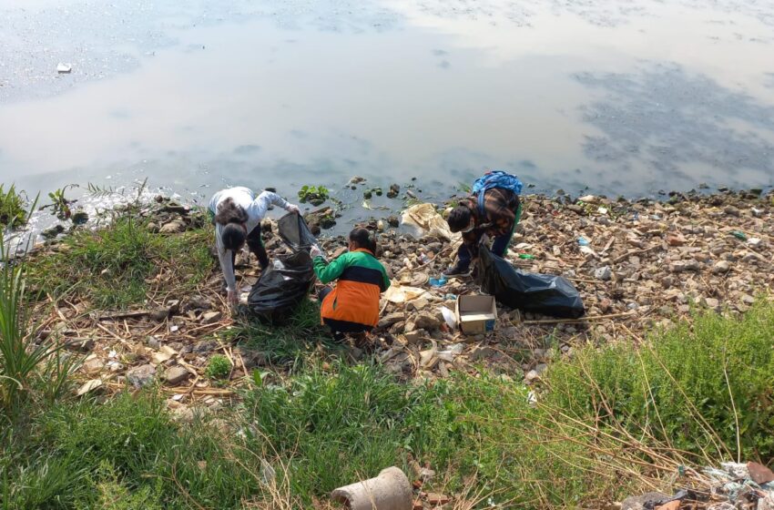  Estudiantes del Cecytem realizan limpieza en la Isla de Janitzio