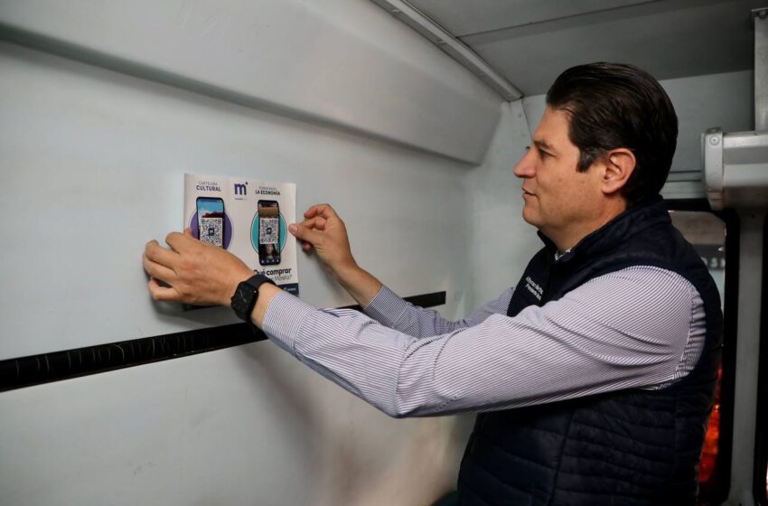 Entrega Alfonso Martínez Códigos QR a transportistas de Morelia