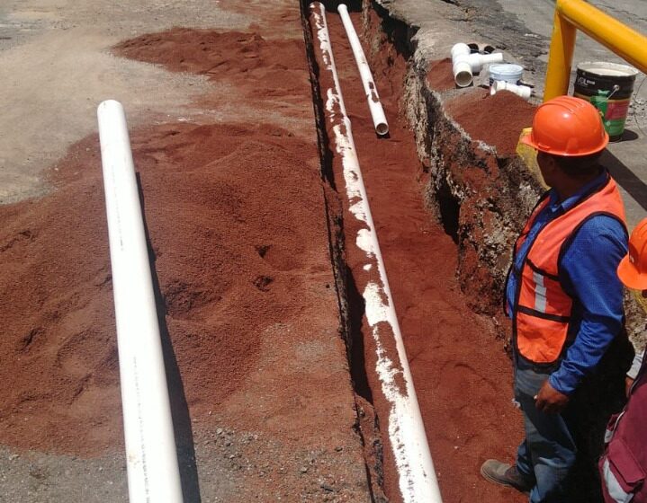  Continúa la sustitución de línea de agua potable en lateral de Av. Camelinas