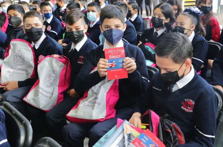  Encabeza Bedolla entrega de útiles escolares para el ciclo 2022-2023