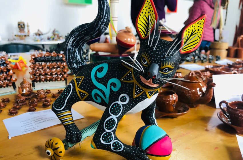  Guitarras y juguete michoacano de venta en la Feria Internacional de la Guitarra