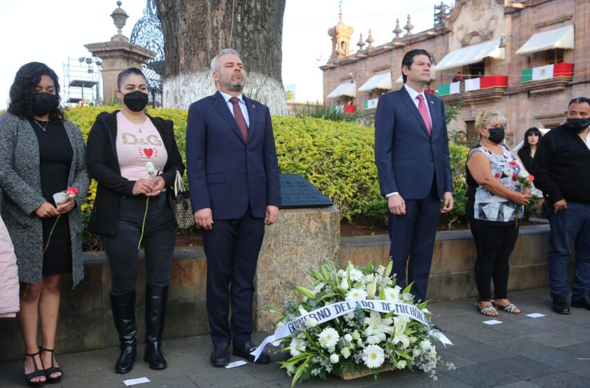  Encabeza el gobernador izamiento de la Bandera Nacional en la plaza Melchor Ocampo