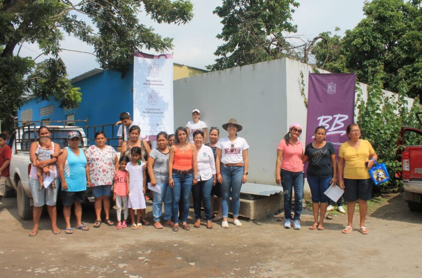  Entrega Sedebi apoyos a familias damnificadas de Aquila y Coahuayana