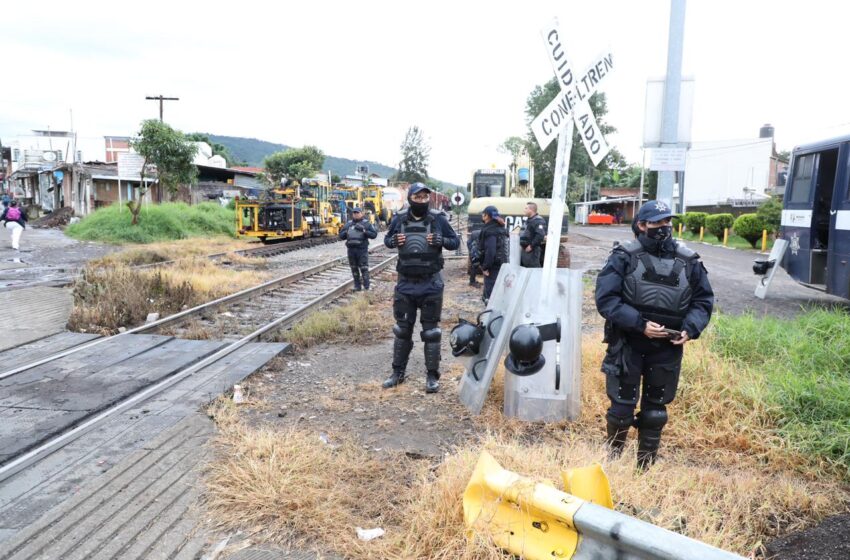  Titular de SSP supervisa operativo para garantizar el libre tránsito del tren en Caltzontzin
