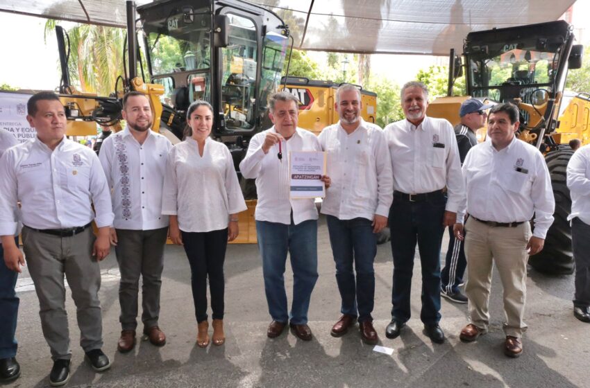  Bedolla pone en marcha el programa de entrega de maquinaria a municipios