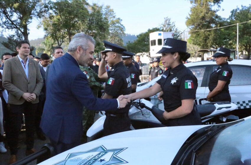  Presenta Bedolla nueva imagen de la Policía Auxiliar