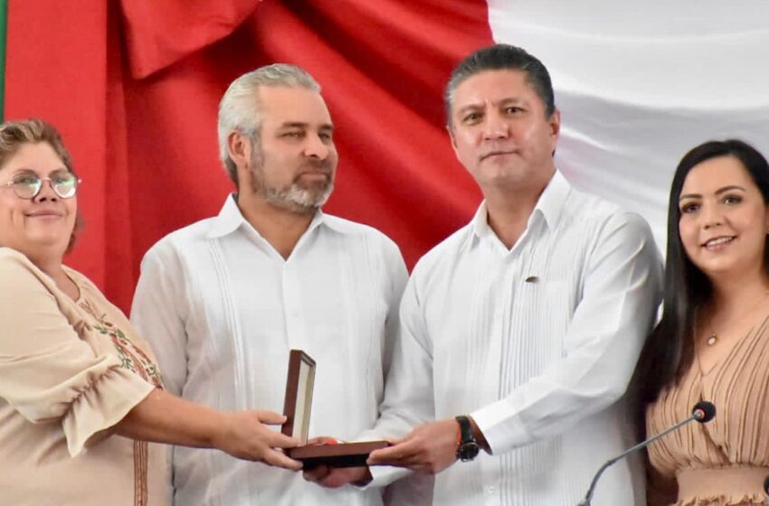  Entrega presidenta del Congreso del Estado a nombre de la 75 legislatura “Presea Constitución 1814” a la UMSNH.