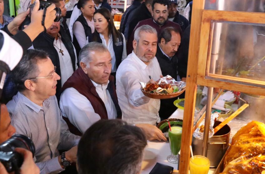  Desayunan Bedolla y Adán Augusto en mercado de Paracho