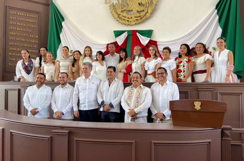  Entrega Congreso del Estado presea “Constitución de 1814” a la UMSNH.