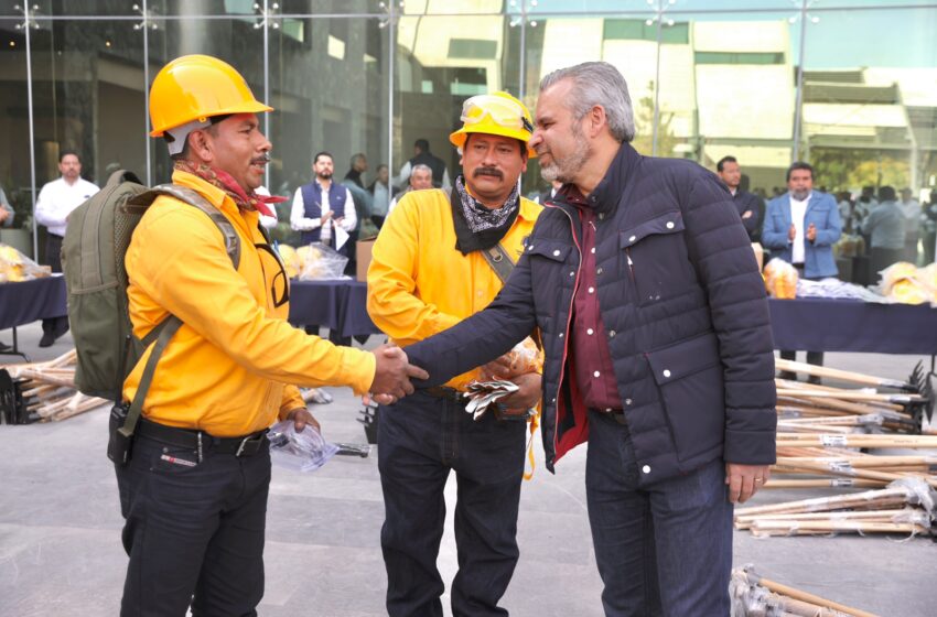  Participa Bedolla en entrega de equipo para brigadas contra incendios de APEAM