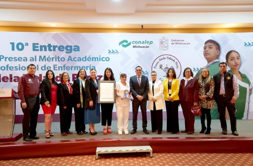 Martha Chávez es galardonada con la presea al mérito académico