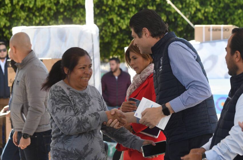  Entrega Alfonso Martínez apoyos a familias afectadas por lluvias