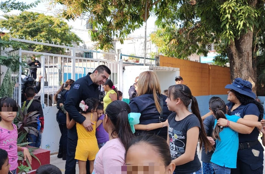  Guardia Civil lleva alegría a niñas y niños de albergue en Tuzantla, con motivo del Día de Reyes