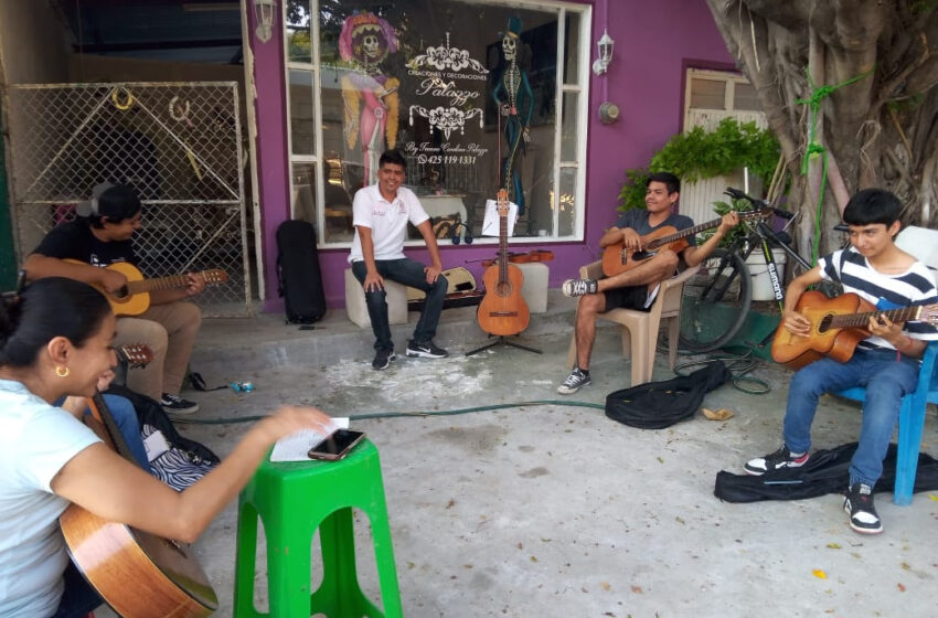  Ofrece Sedebi taller de guitarra como método de prevención de violencia en Múgica