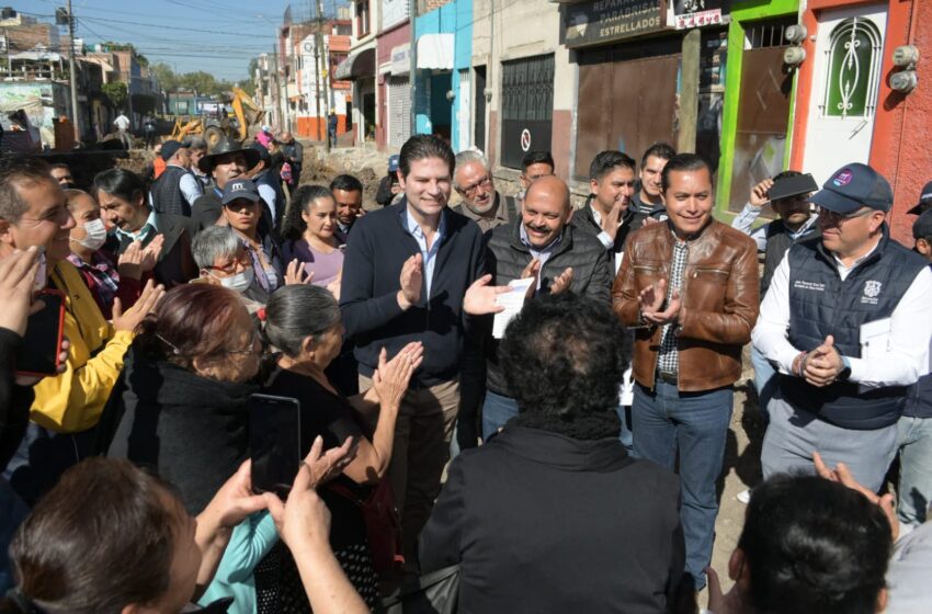  Agradecen vecinos a Alfonso Martínez reencarpetamiento de calle Lago de Pátzcuaro