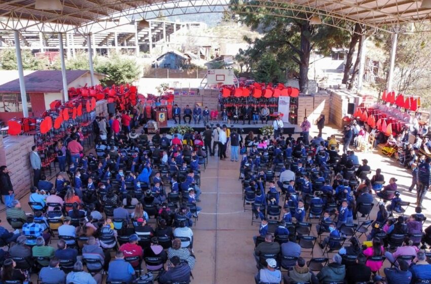  Llegan materiales y útiles a 74 escuelas de localidades de alta marginación: SEE en beneficio de más de 5 mil 300 alumnos de comunidades de Pátzcuaro